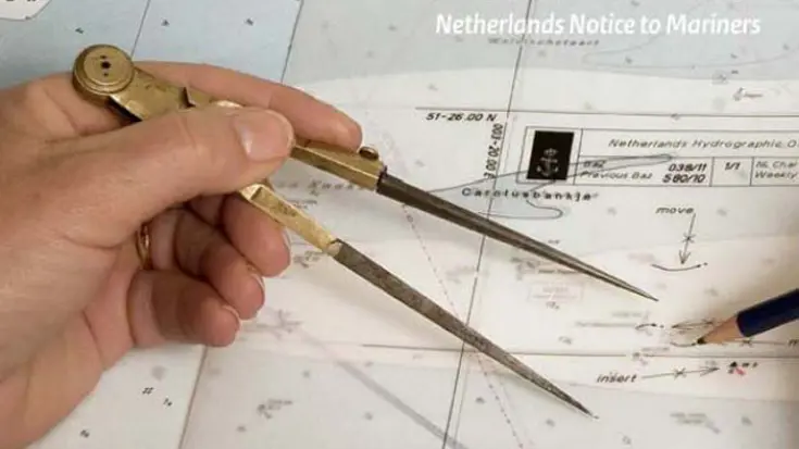Voorbeeld meetapparatuur boven papieren bericht aan zeevarenden.