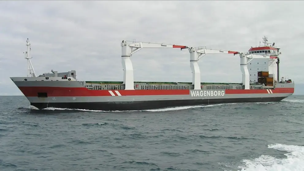 Vrachtschip op open water.