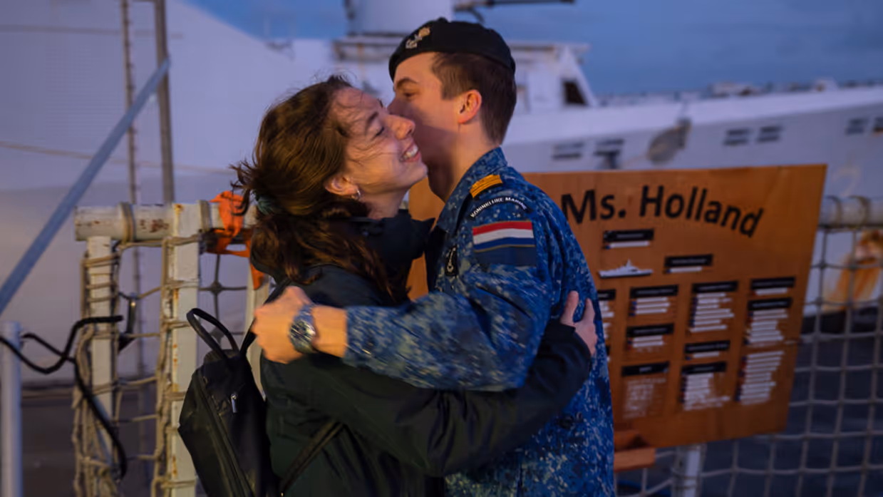 Een lid van de marine met zijn partner.