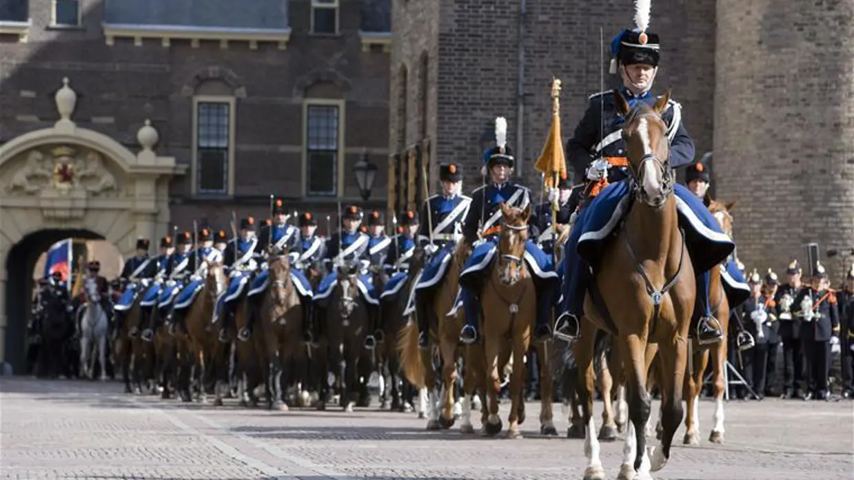 Bereden Brigade op het Binnenhof in Den Haag.