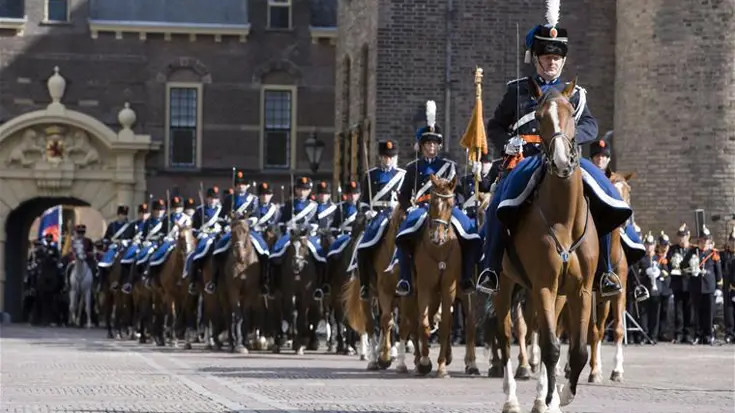 Bereden Brigade op het Binnenhof in Den Haag.