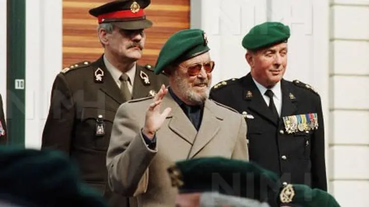 Prins Bernhard met 2 militairen.