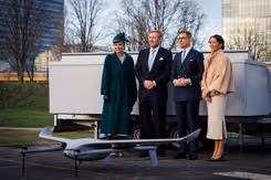 Het Koninklijk paar staat naast de Finse premier en zijn vrouw.