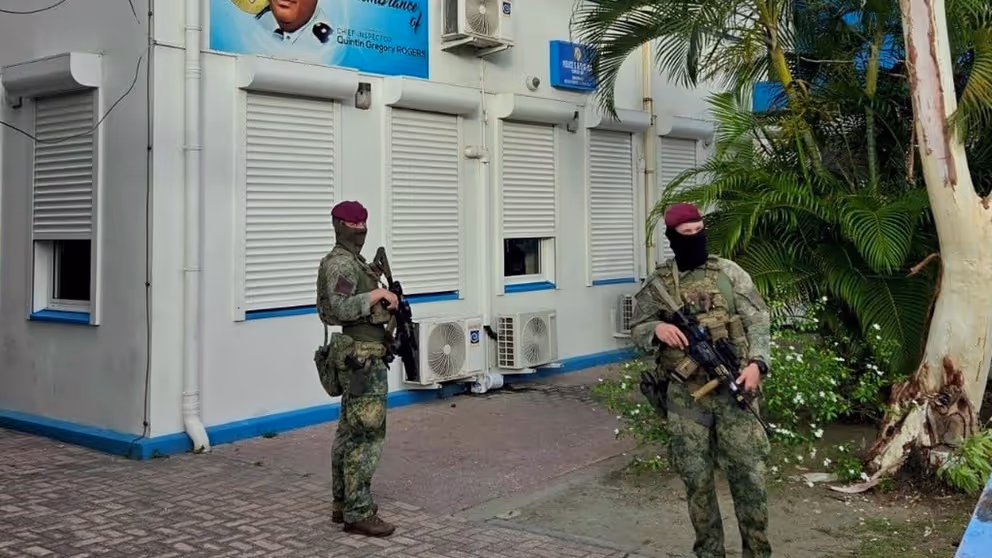 Mariniers bewaken een gevangenis