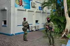 Mariniers bewaken een gevangenis