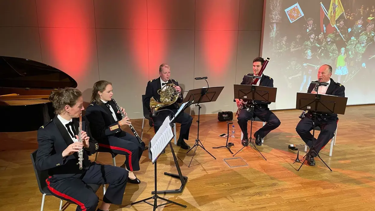 Het blaaskwintet van de KMKJWF aan het spelen.
