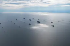 Grote groep schepen op vlakke zee. 