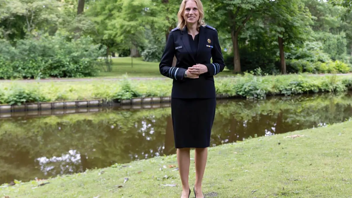 Boekholt  Alttekst: Een vrouwelijke militair poseert in een DT-jurk. 