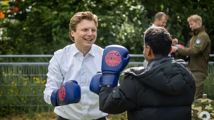 De minister bokst.