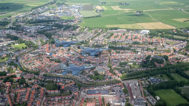 3 F-16's vliegen in formatie de Elfstedentocht, hier boven Bolsward.