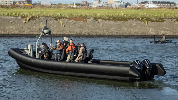 Staatssecretaris het water op in een geprinte boot.