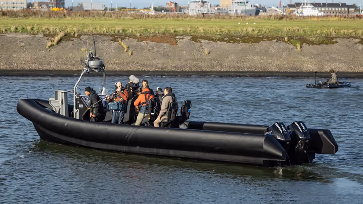 Staatssecretaris het water op in een geprinte boot.