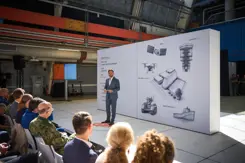 Derk Boswijk spreekt de zaal toe bij MIND Tech Centre