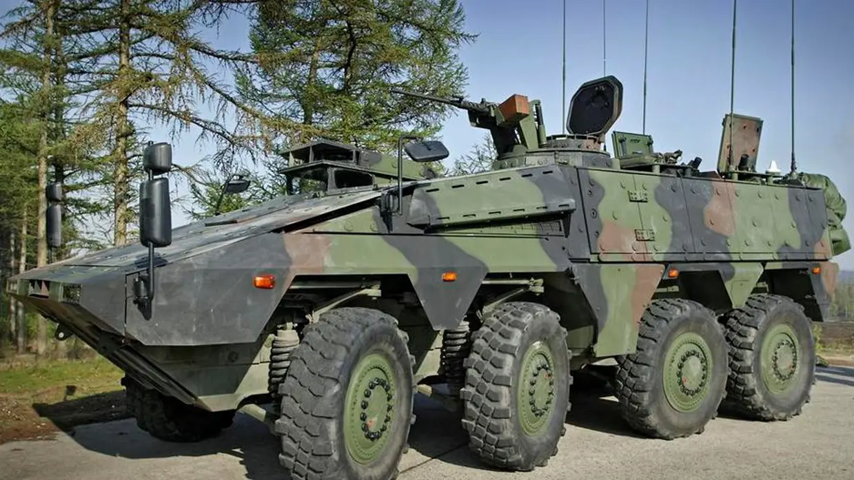 Een militair pantserwielvoertuig.