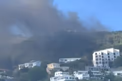 Opstijgende rookpluimen.