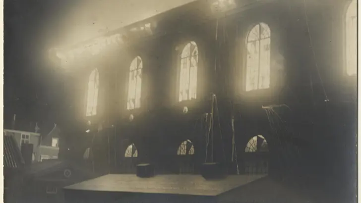 De Oranjekazerne in Den Haag stond in brand in 1919.