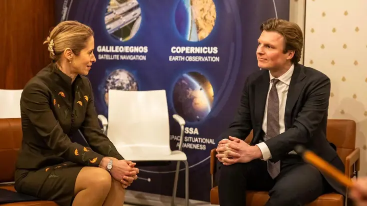 Minister Brekelmans en  de vicevoorzitter van de Europese Commissie Kaja Kallas zitten beide op een stoel en zijn in gesprek.