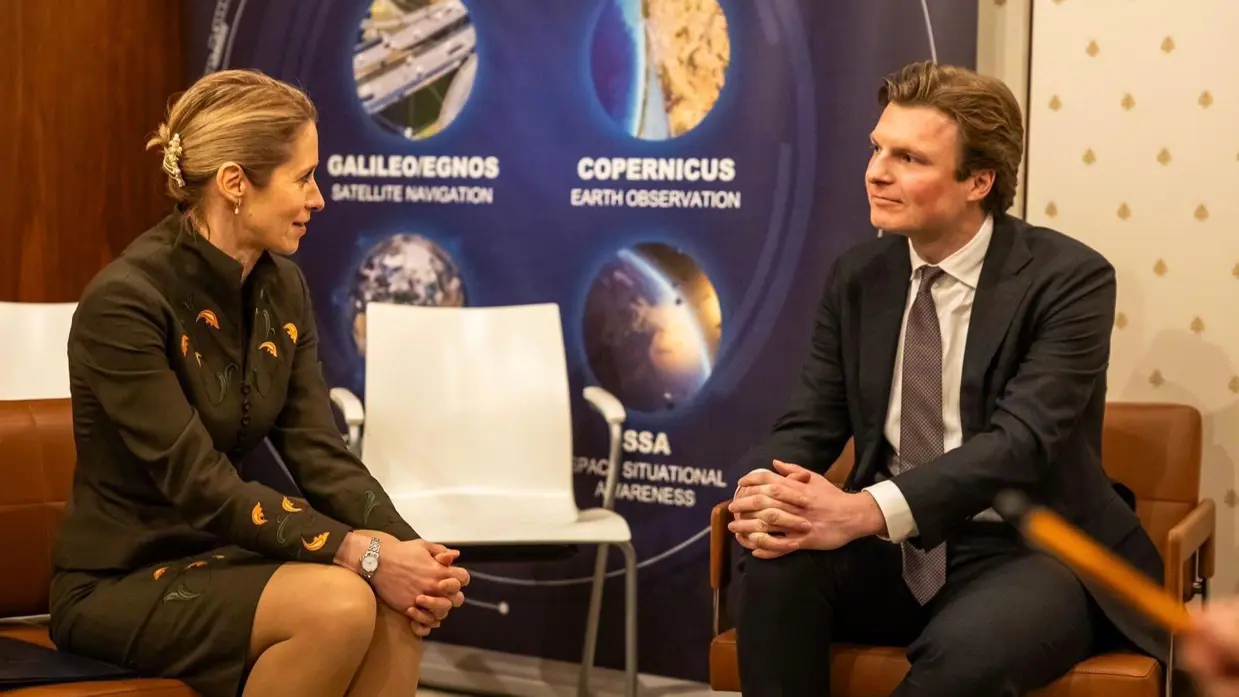 Minister Brekelmans en  de vicevoorzitter van de Europese Commissie Kaja Kallas zitten beide op een stoel en zijn in gesprek.