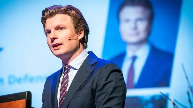 Minister Brekelmans achter een katheder.