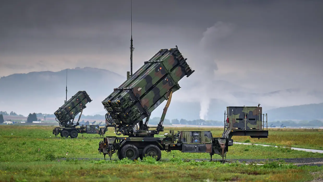 Twee Patriot-lanceerinstallaties op gras.
