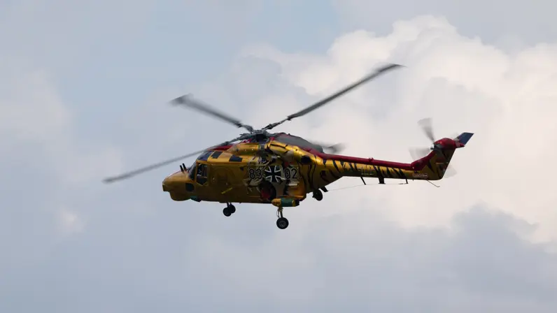 Een lynx-helikopter tegen een blauwe lucht