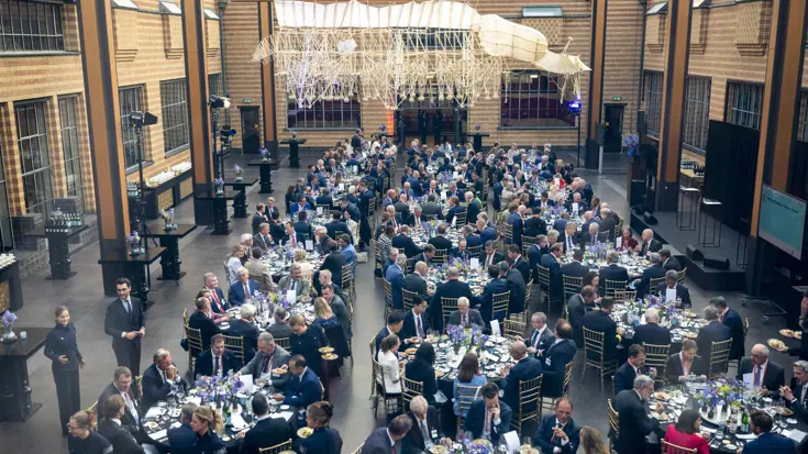Een zaal vol mensen.