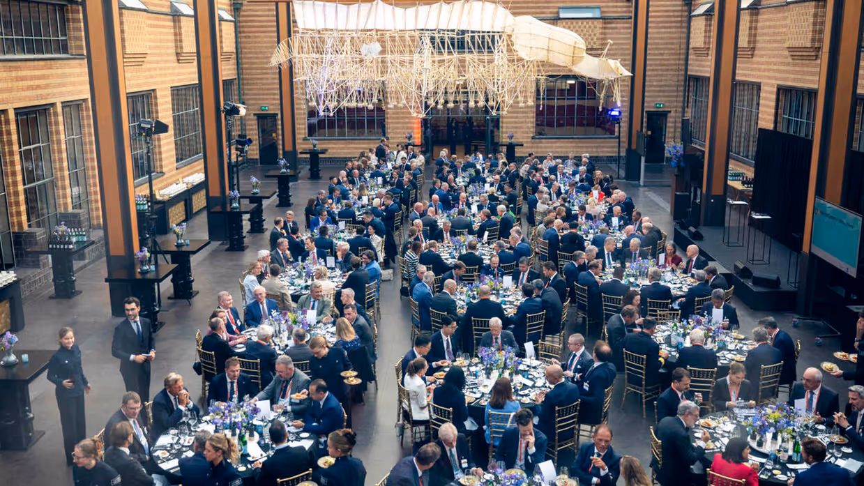 Een zaal vol mensen.