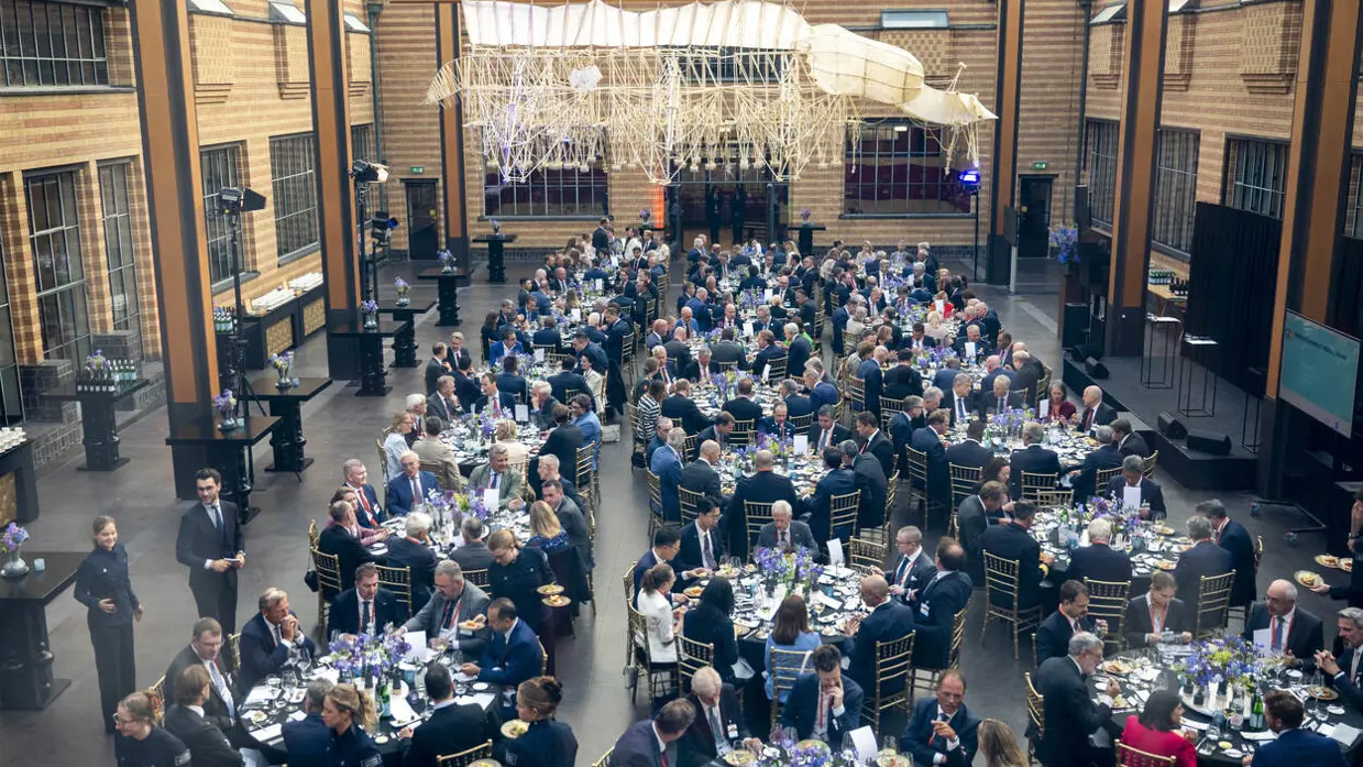 Een zaal vol mensen.