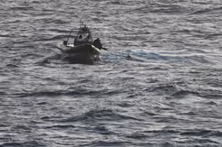 Zwart-witfoto van bootje op zee.