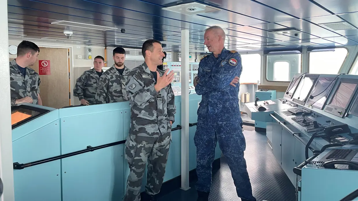 Warnaar praat met de commandant van het Ierse schip.