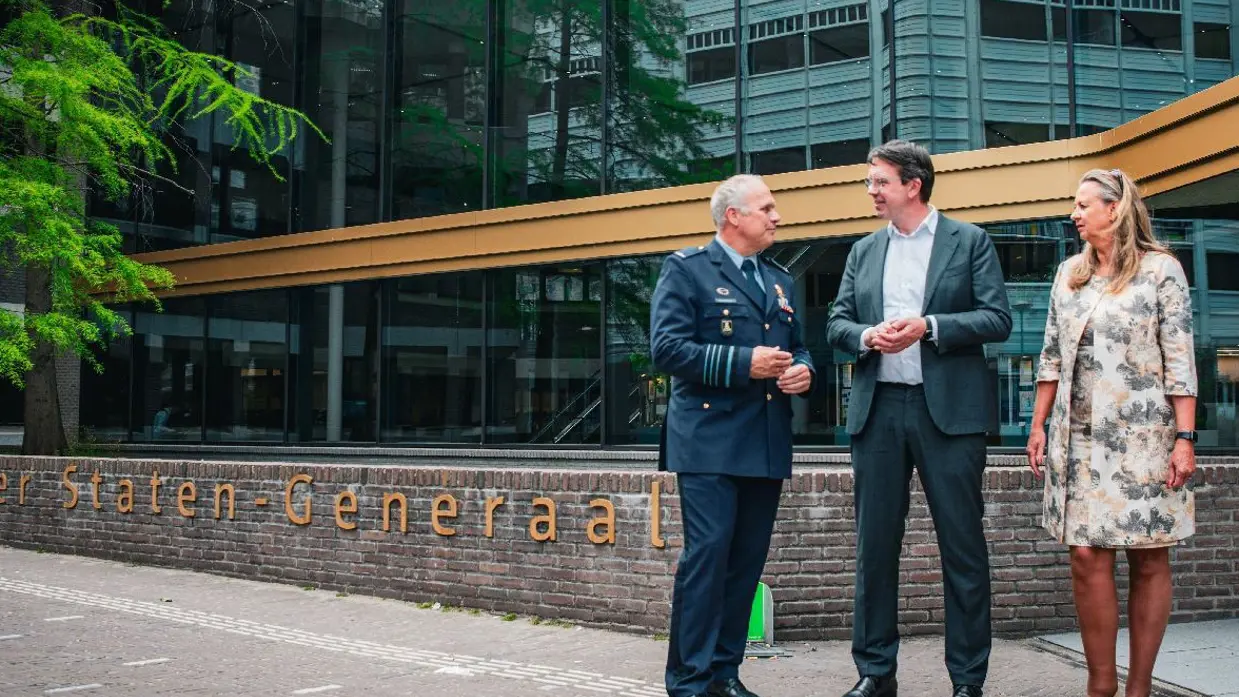 Eichelsheim staat te praten met een man en een vrouw van ProRail. 