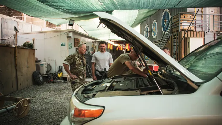 CDS generaal Onno Eichelsheim in gesprek met een Irak-veteraan.