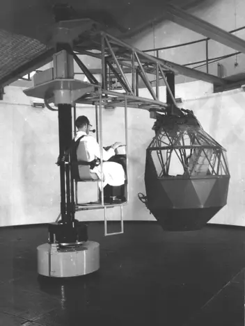 Man werkt met centrifuge van het Centrum voor Mens en Luchtvaart.