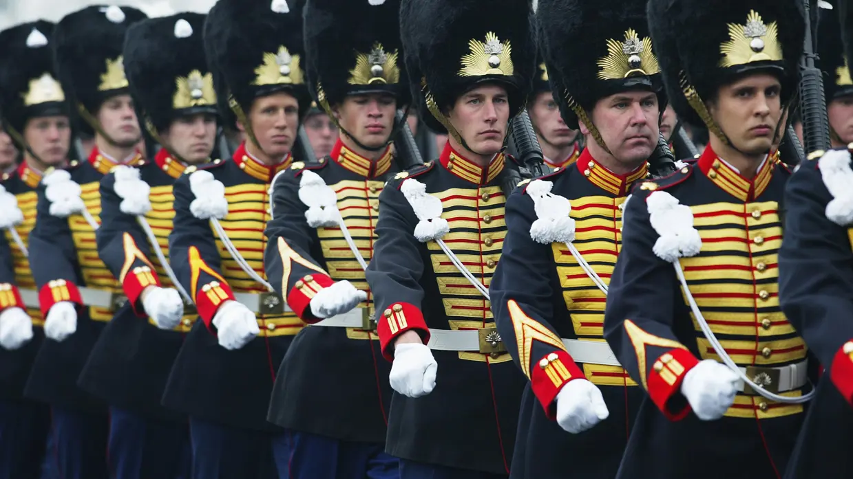 Militairen in ceremonieel tenue.