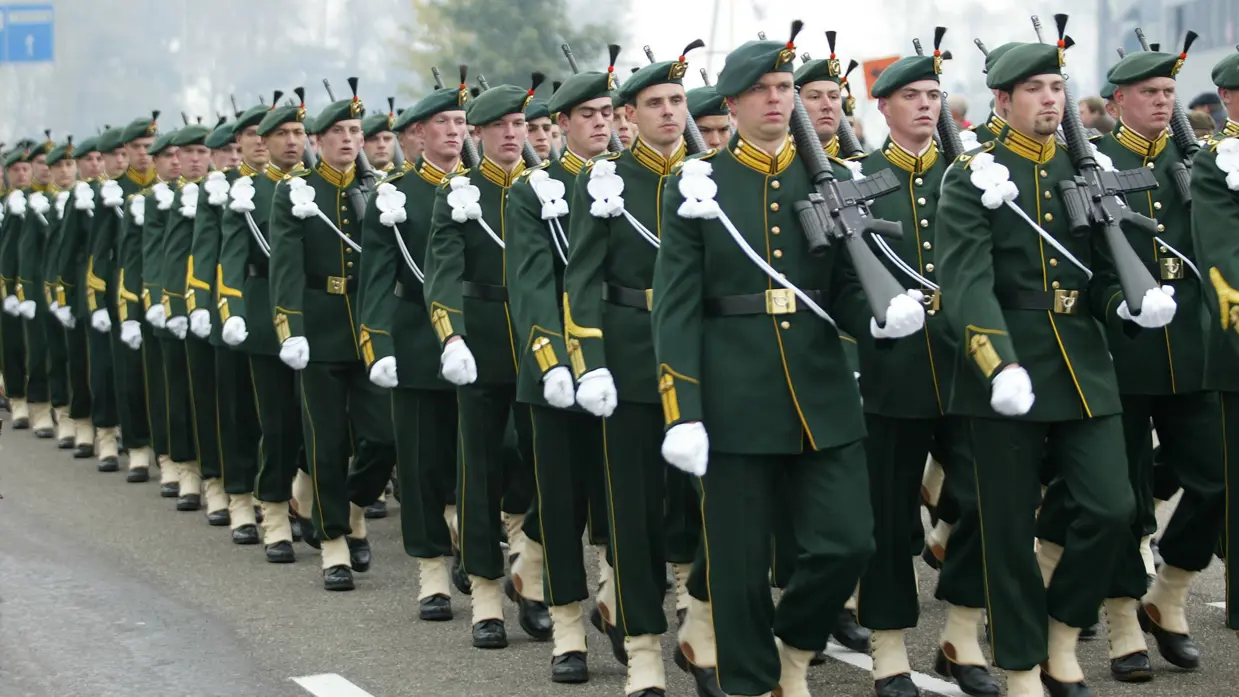 Militairen defileren in ceremonieel tenue Jagers.