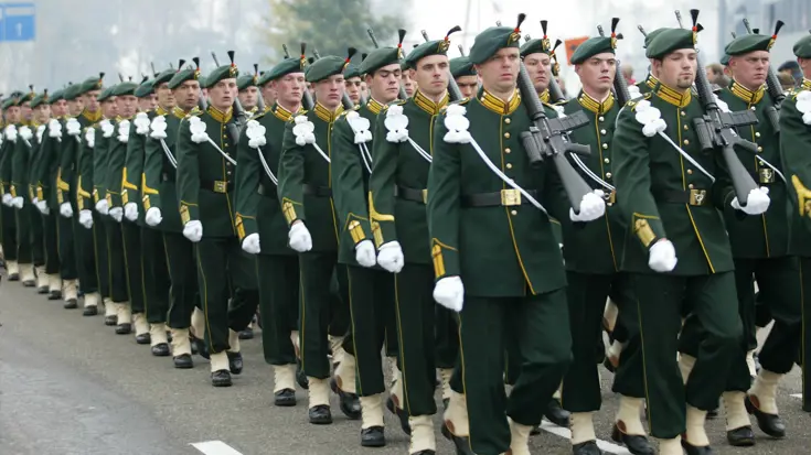 Militairen defileren in ceremonieel tenue Jagers.