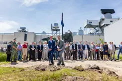 Twee mannen steken een schop in de grond.