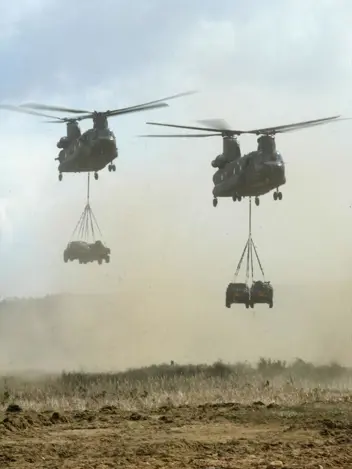 Chinook-transporthelikopters vervoeren 4 Luchtmobiel Speciaal Voertuigen (LSV) naar operatiegebied tijdens een internationale oefening in Polen.