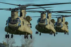 3 chinooks vliegen achter elkaar in de lucht