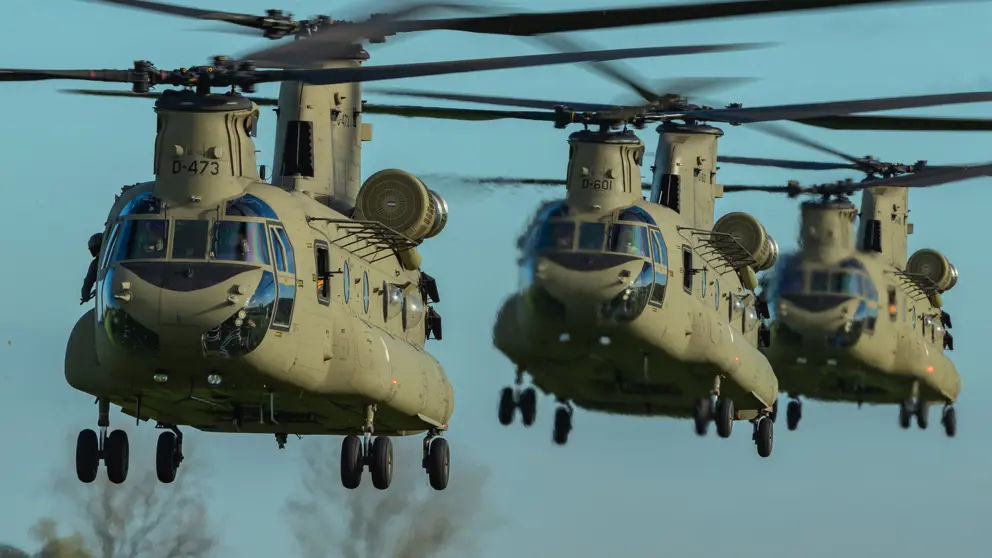 3 chinooks vliegen achter elkaar in de lucht