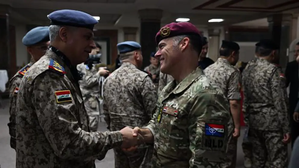 2 militairen schudden de hand.
