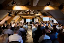 Een informatiebijeenkomst in Kasteel Woerden voor de diensten wegtransport en overslag met achterhoofden van de deelnemers en luitenant-generaal Jan Willem Maas op het podium.