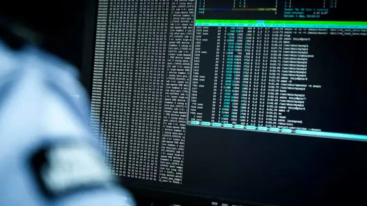Een zwart computerscherm met daarop verschillende codes.