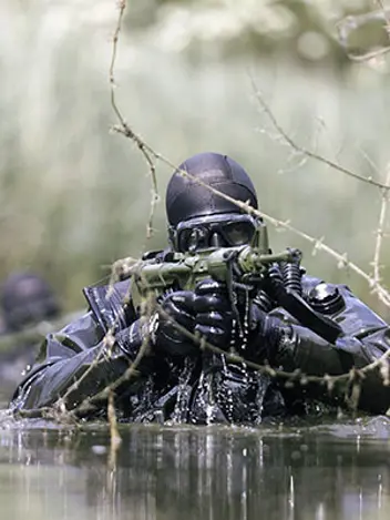 Commando in het water richt zijn geweer.