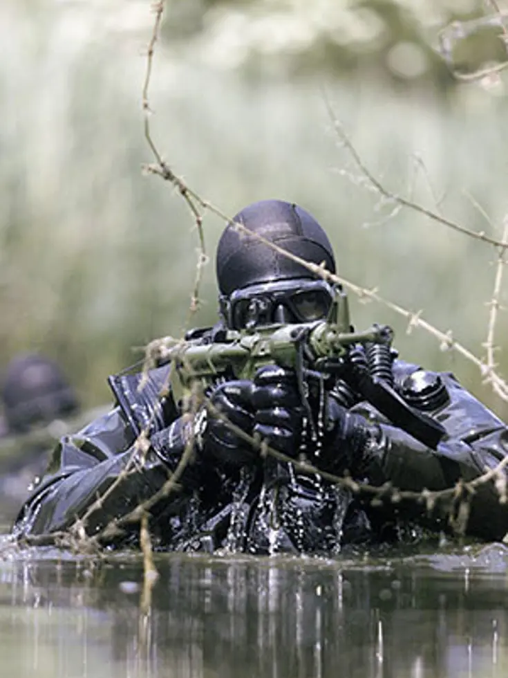 Commando in het water richt zijn geweer.