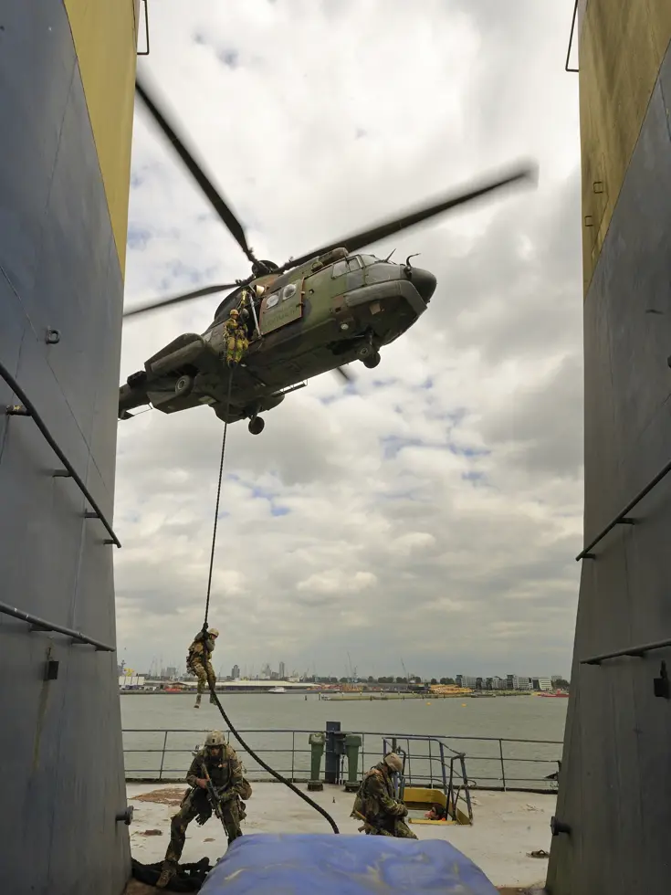 Commando's dalen af vanuit een helikopter.
