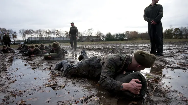 Commando's kruipen door de modder.