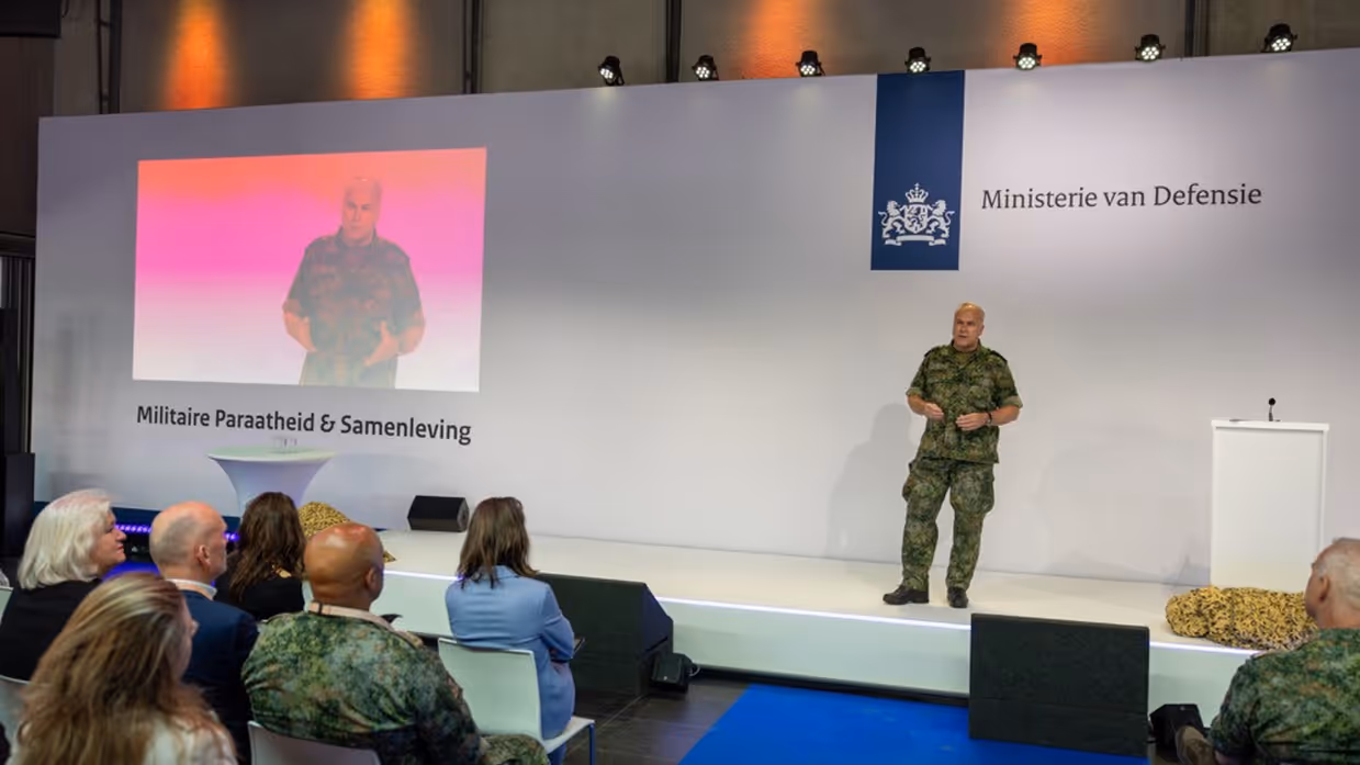 Commandant Der Strijdkrachten Generaal Onno Eichelsheim Aan Het Woord.