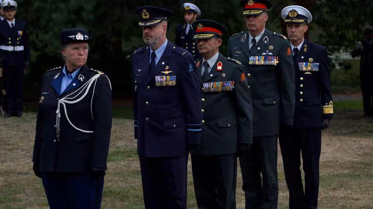 De commandanten staan op een rij. 