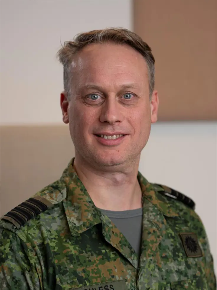 Portret kolonel Timo Schless in groen vlekkenpak.